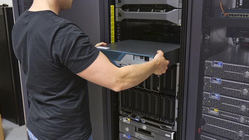 為什么有市電時(shí)UPS輸出正常，無(wú)市電時(shí)蜂鳴器長(zhǎng)鳴無(wú)輸出？